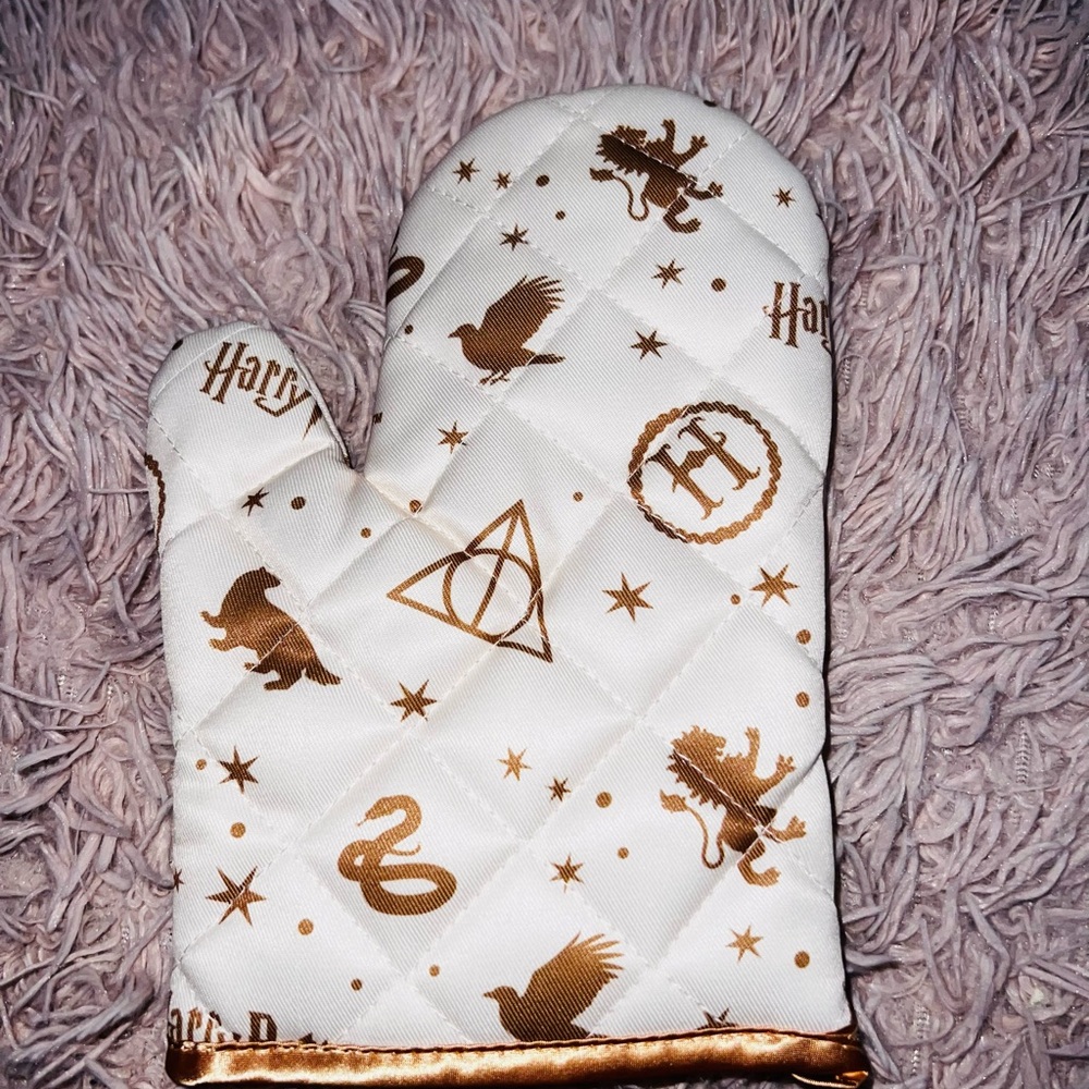 Harry Potter Oven Mitt with Gold Accents